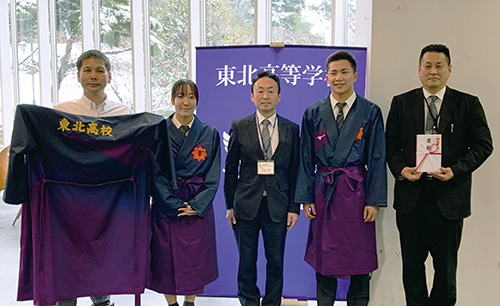 東北高等学校様へ水泳部ガウンの寄付をしました。